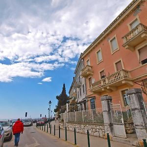 Apartments By The Sea 1050